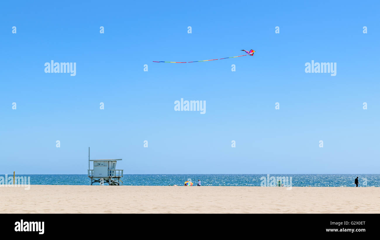 Kite au-dessus de la station de sauvetage sur Manhattan Beach Banque D'Images