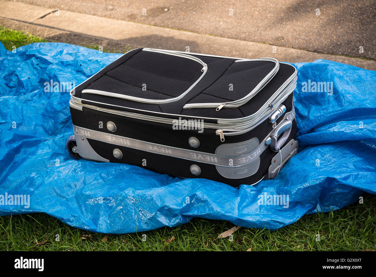 Valise abandonnée sur une rue Banque D'Images