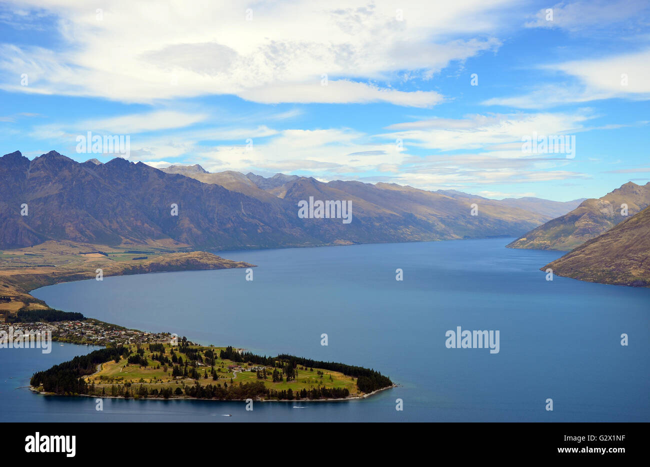 Vue panoramique de Queenstown et ses environs de montagnes (Les Remarkables) sur le lac Wakatipu, Nouvelle-Zélande Banque D'Images