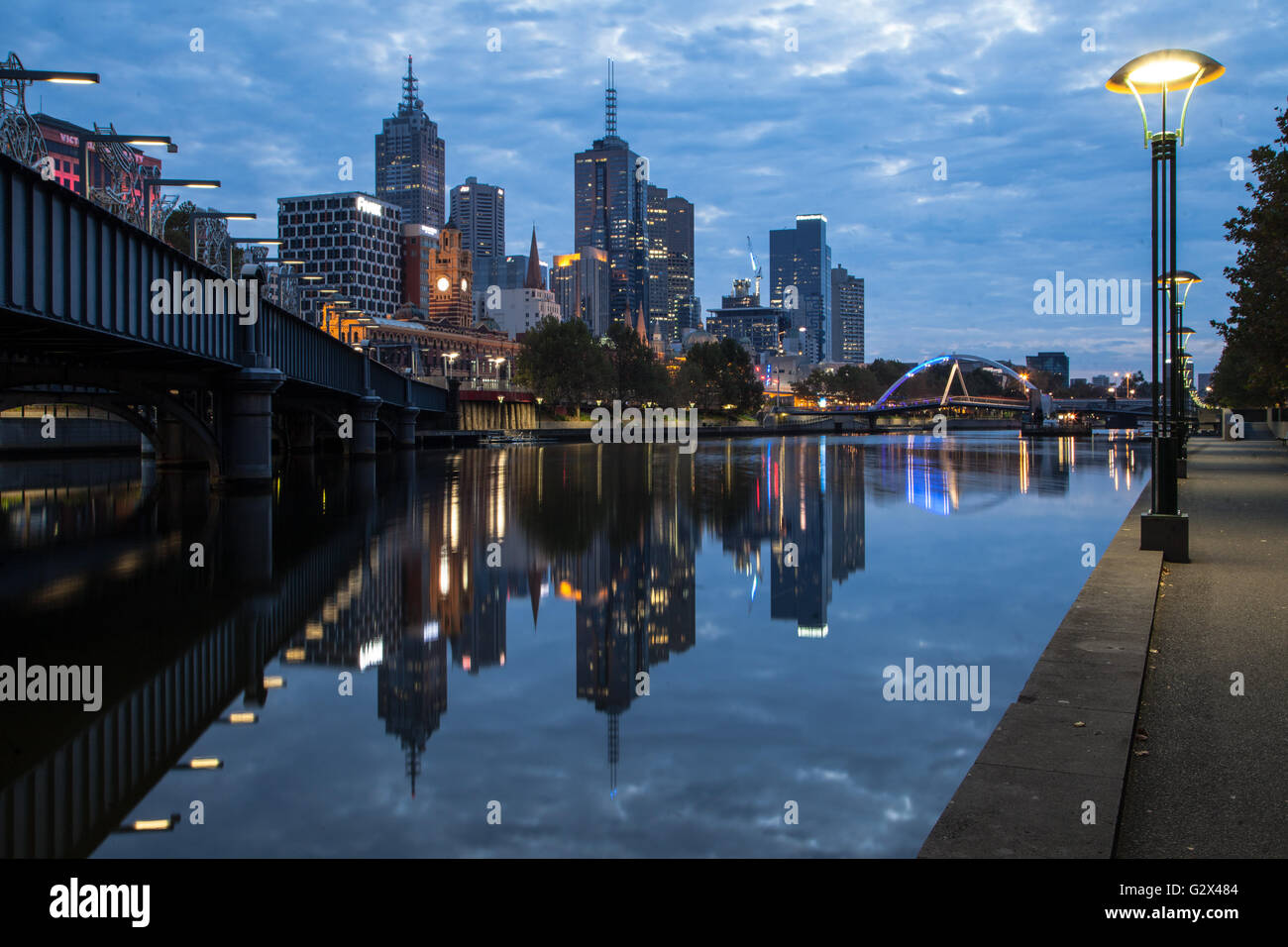 Des gratte-ciels et des bâtiments du centre-ville de Melbourne dans l'achillée, rivière reflètent juste avant le lever du soleil. Banque D'Images