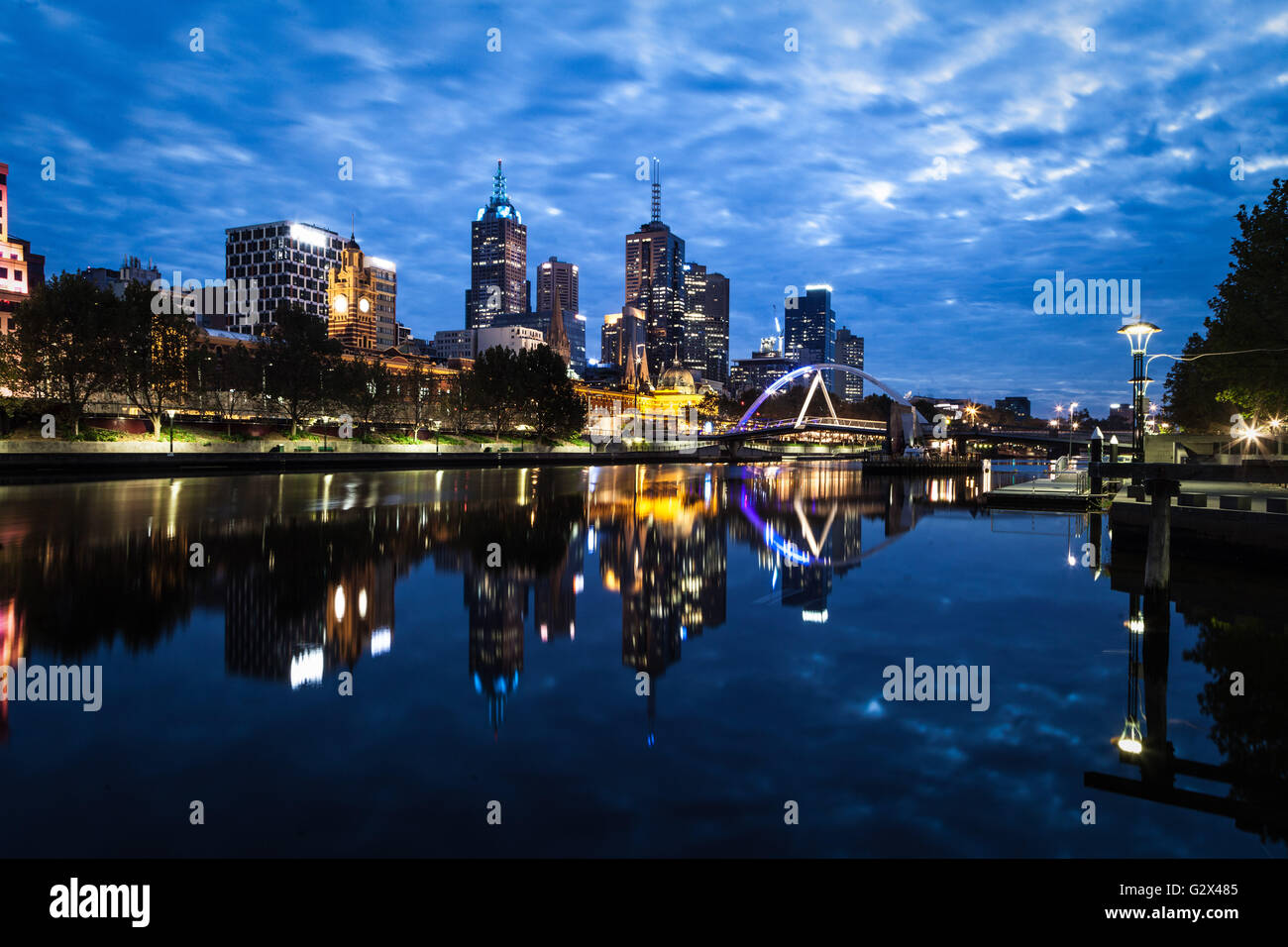 Des gratte-ciels et des bâtiments du centre-ville de Melbourne dans l'achillée, rivière reflètent juste avant le lever du soleil. Banque D'Images