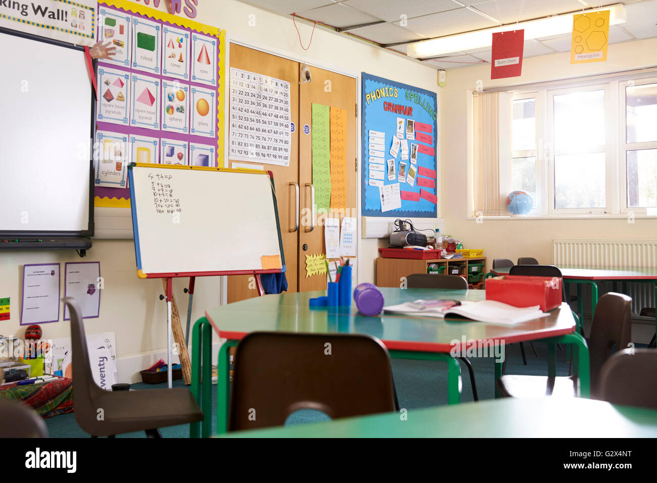 Classe de l'école élémentaire vide Banque D'Images