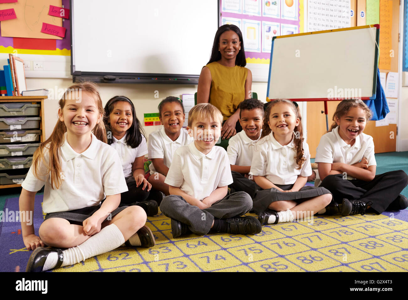 Portrait des élèves et l'enseignant en classe de mathématiques élémentaires Banque D'Images