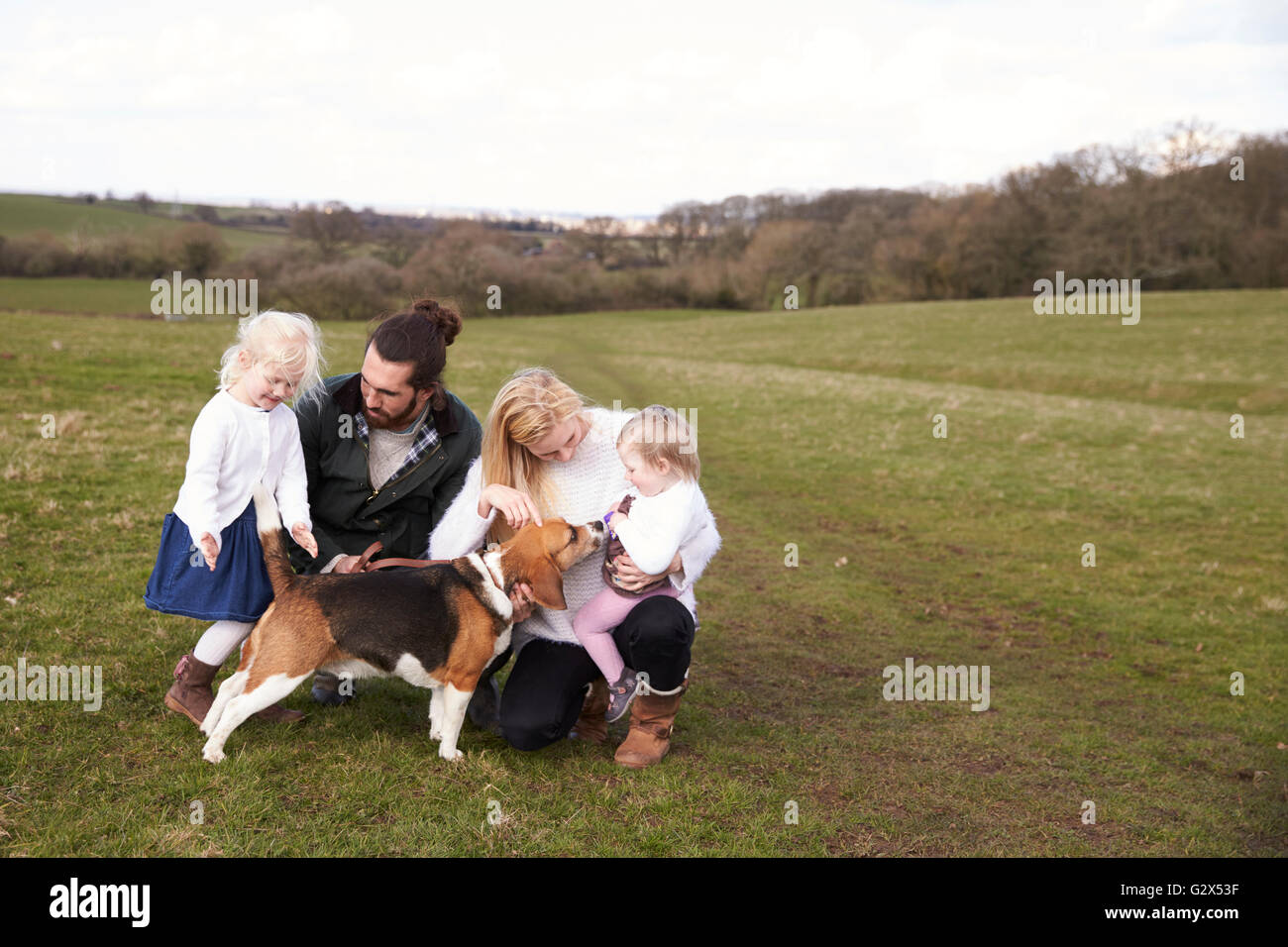 Famille le pays d'hiver Promenade avec Chien Banque D'Images