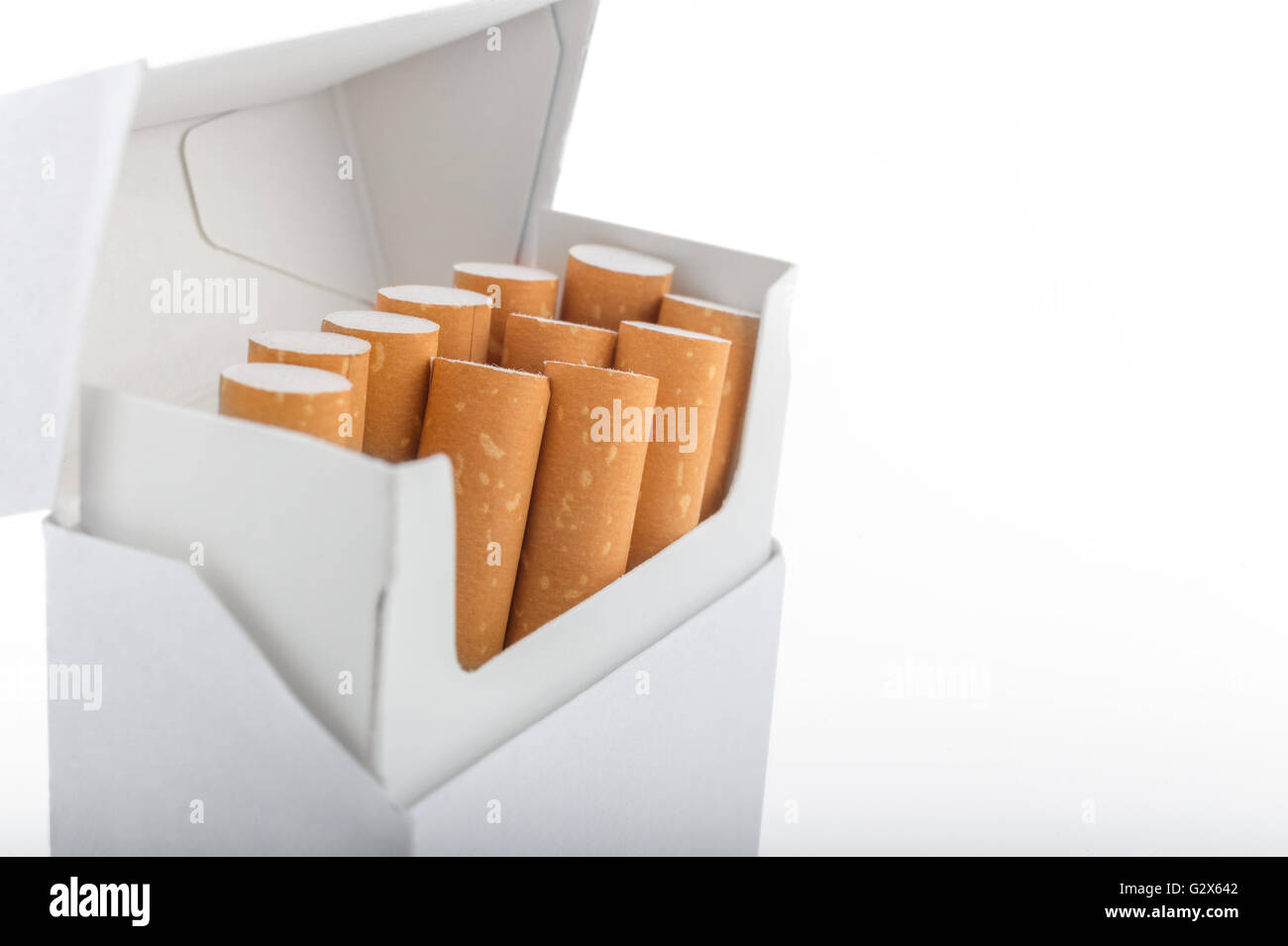 Ouvrir paquet de cigarettes se tient verticalement sur fond blanc Banque D'Images