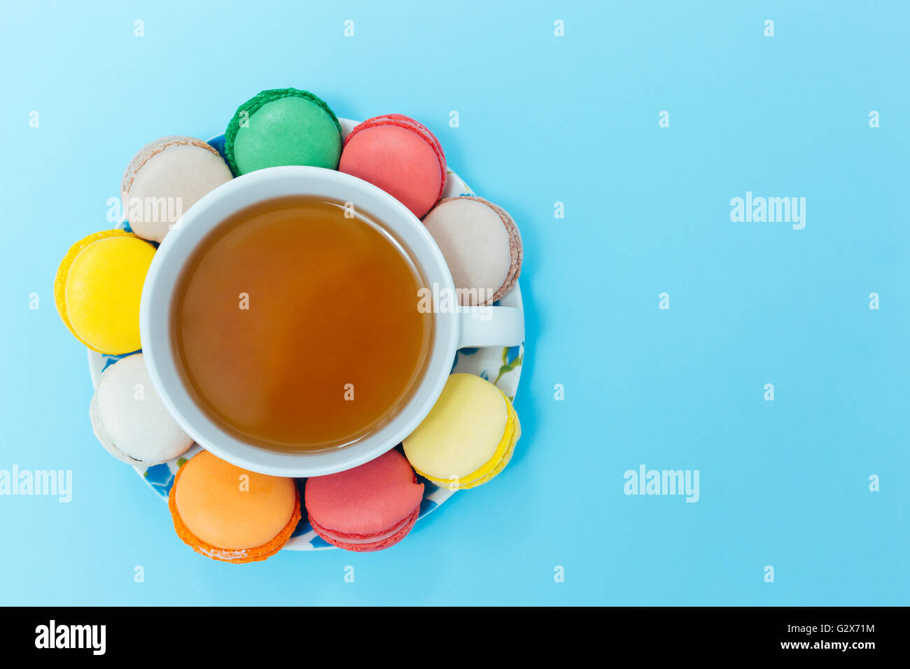 Macarons et plateau en couleurs rétro Banque D'Images