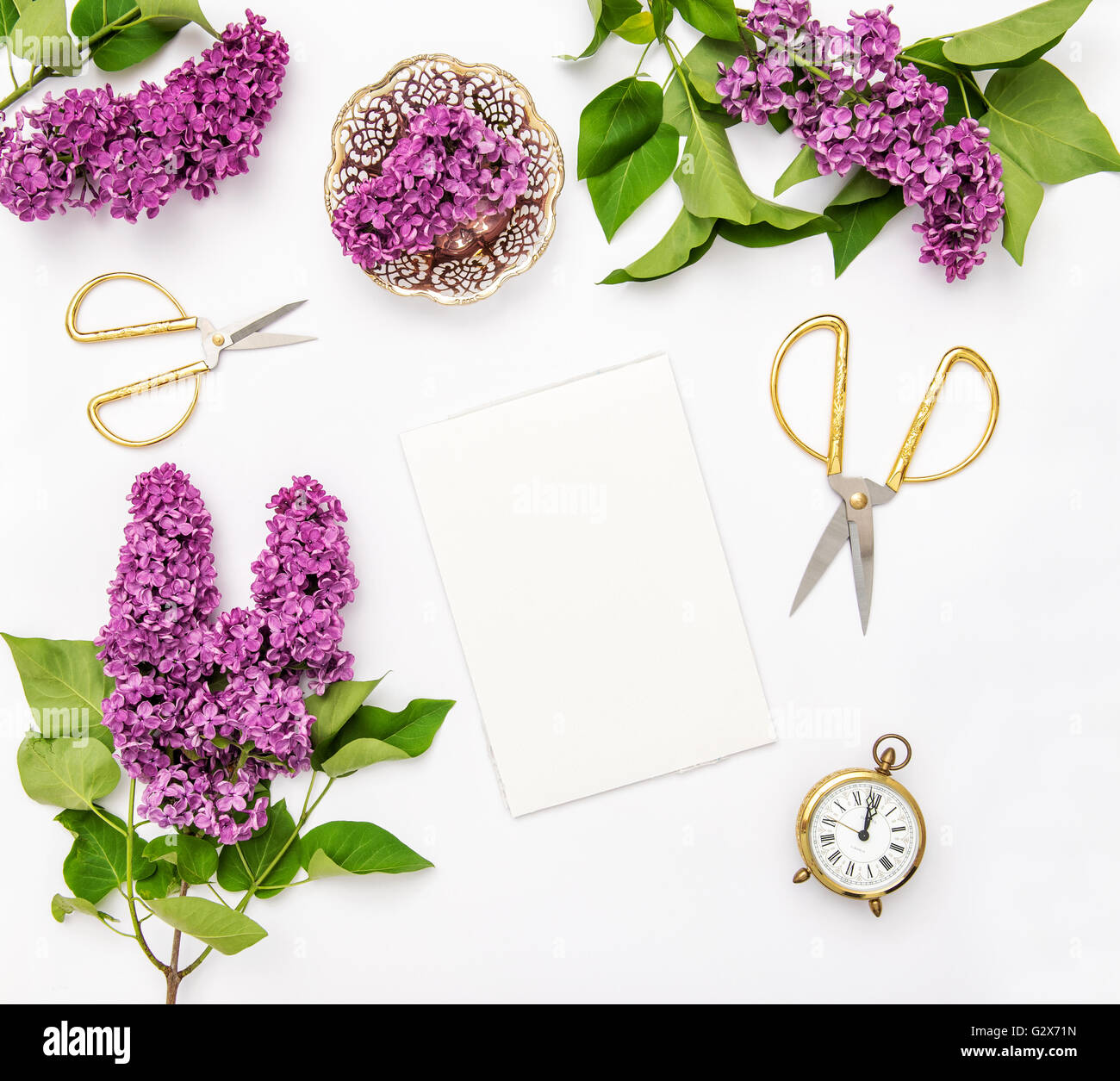 Sketchbook, lilas fleurs, outils et accessoires de bureau. Mise à plat, vue du dessus de l'ordinateur portable Banque D'Images