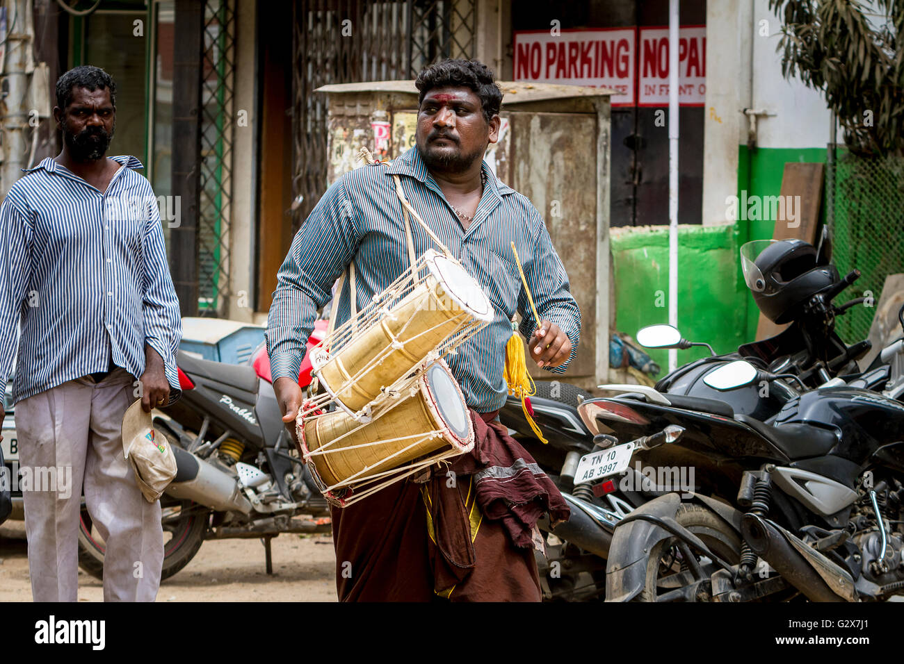 L'homme indien dans les rues de jouer un tambour près du Temple de Kapaleeshwara, Mylapore, Chennai, Tamil Nadu, Inde Banque D'Images