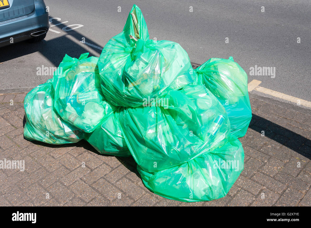 Sacs de recyclage du plastique sur la chaussée, Church Road, Ashford, Surrey, Angleterre, Royaume-Uni Banque D'Images