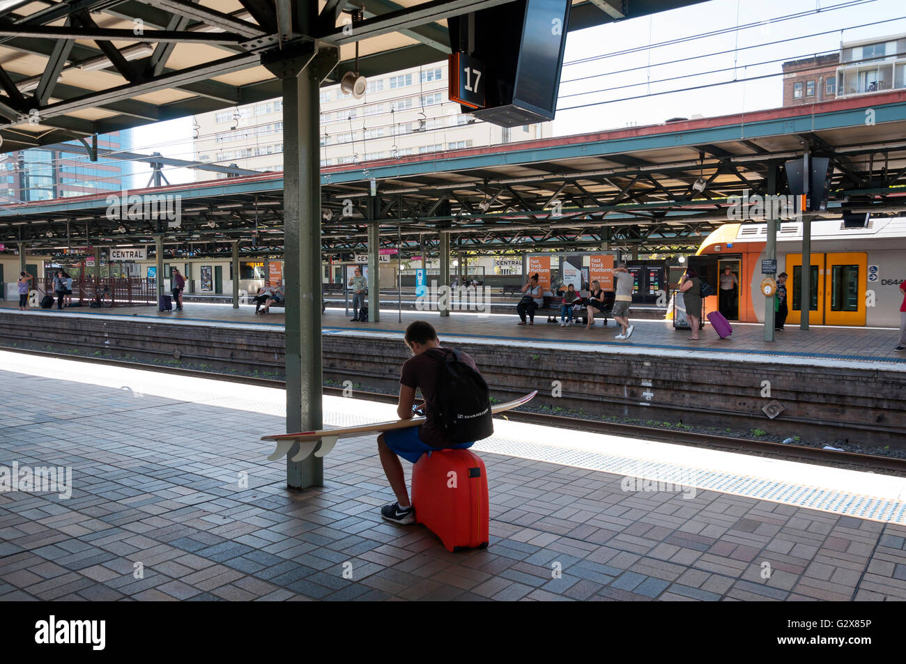 Les passagers sur la plate-forme, la gare centrale, à Haymarket, Sydney, New South Wales, Australia Banque D'Images