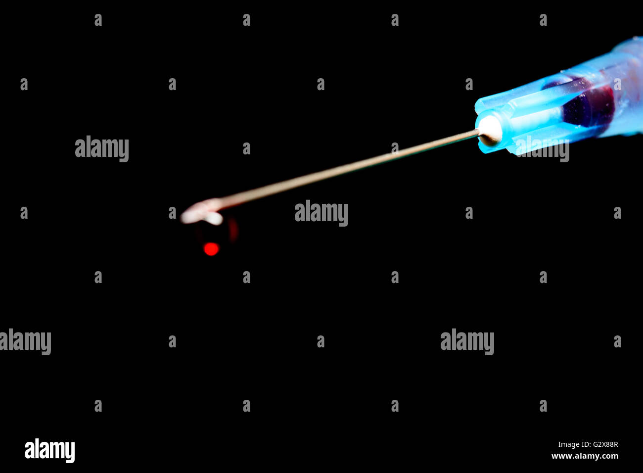 Aiguille hypodermique, l'accent sur l'arrière avec seringue aiguille floue Banque D'Images