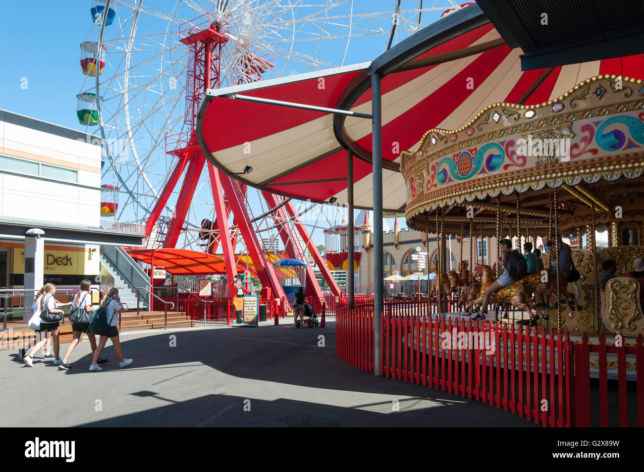 Grande Roue et carrousel à Luna Park Sydney, Milsons Point, Sydney, New South Wales, Australia Banque D'Images