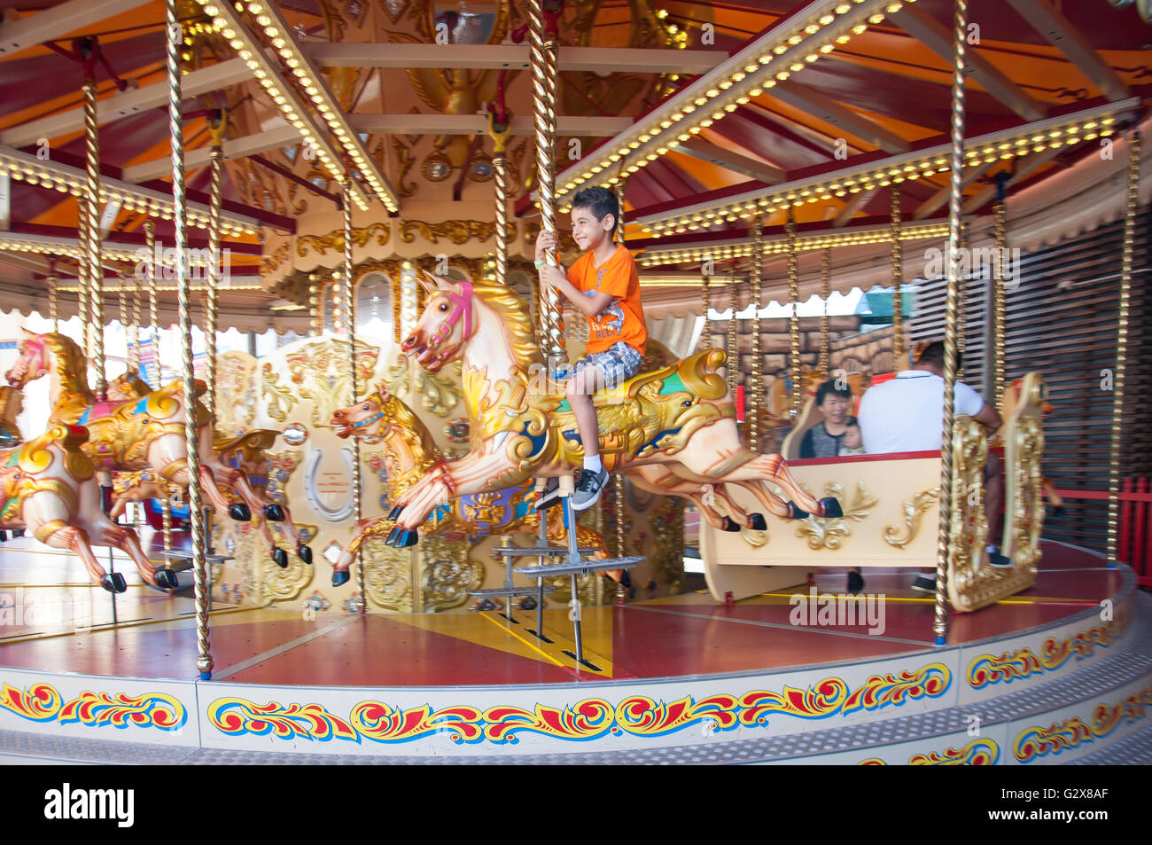 Les enfants carrousel traditionnel au Luna Park Sydney, Milsons Point, Sydney, New South Wales, Australia Banque D'Images