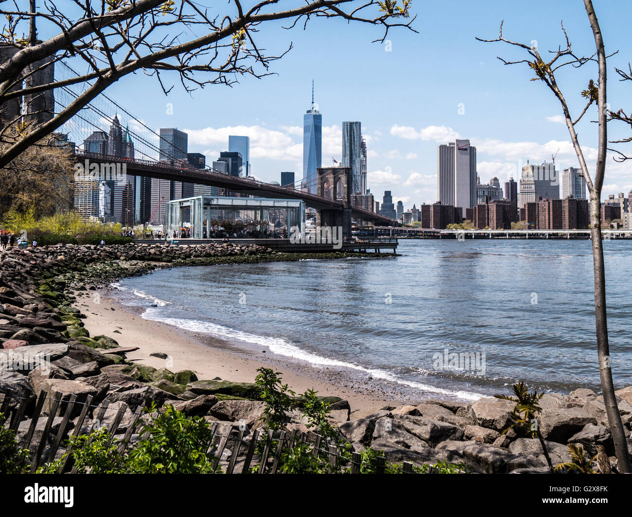 Pont de Brooklyn Park avec Jane's Carousel et WTC Banque D'Images