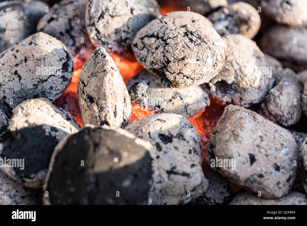 Des charbons dans un barbecue grill - focus sélectionné, la profondeur de champ étroite Banque D'Images