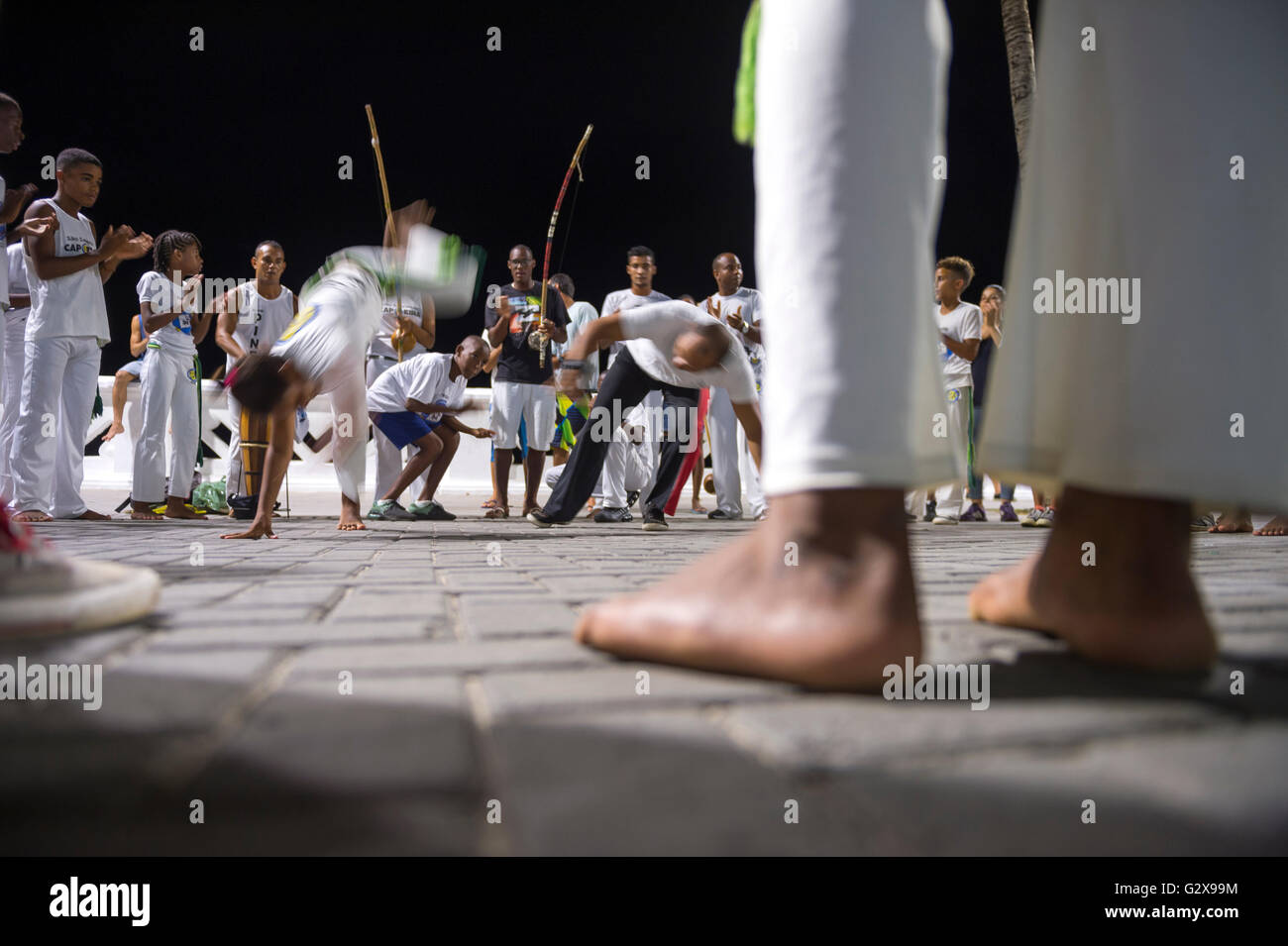 SALVADOR, BRÉSIL - le 20 février 2016 : groupe de capoeira brésilienne mettant en vedette de jeunes apprentis, hommes et femmes, l'exécution. Banque D'Images