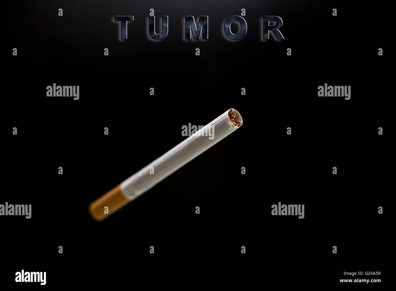 Cigarette, tumeur texte sur fond noir Banque D'Images