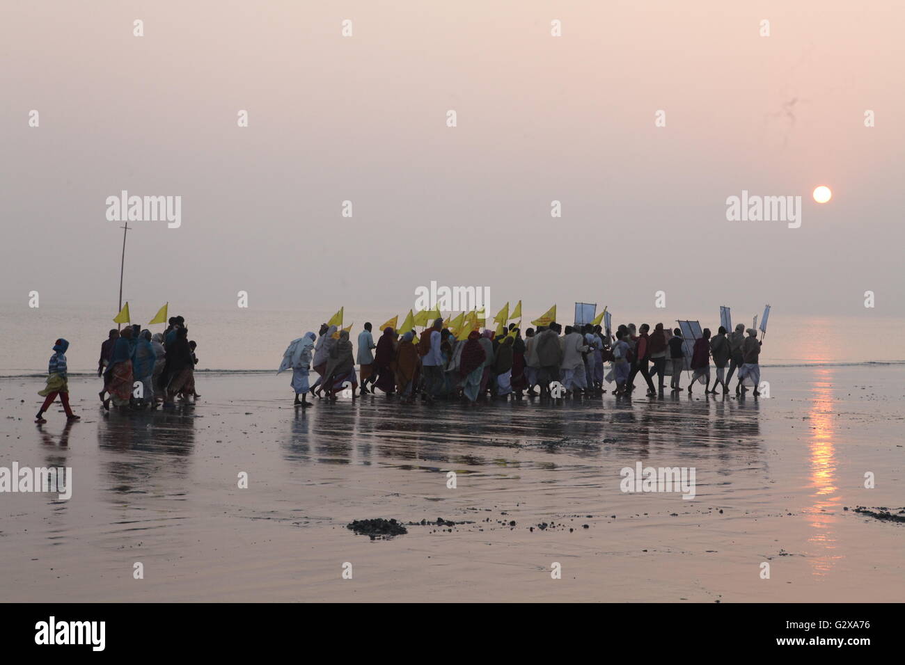 Les dévots en tenant une procession à la plage en ganaga sagar festival à l'ouest du Bengale Banque D'Images