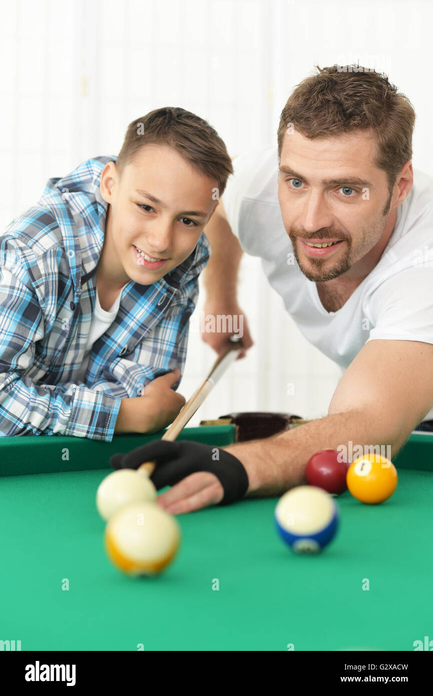 Père et fils en jouant au billard Banque D'Images