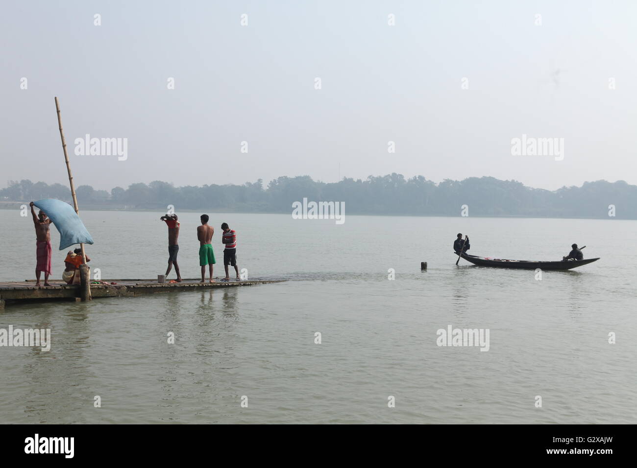 Branche de l'Hooghly River dans l'ouest du Bengale.Les personnes prenant le séchage,baignoire,tandis qu'un pays fait de la voile Banque D'Images