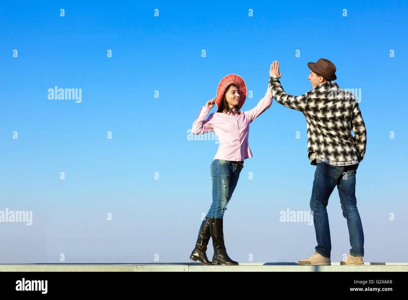 L'homme et la femme frappant des mains les uns les autres Banque D'Images