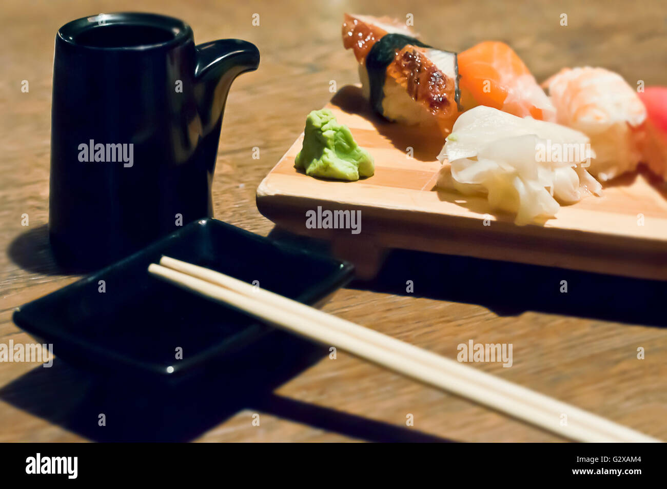 Unagi et saumon sushi et ensemble noir de la table avec la sauce soja et de chopstick Banque D'Images