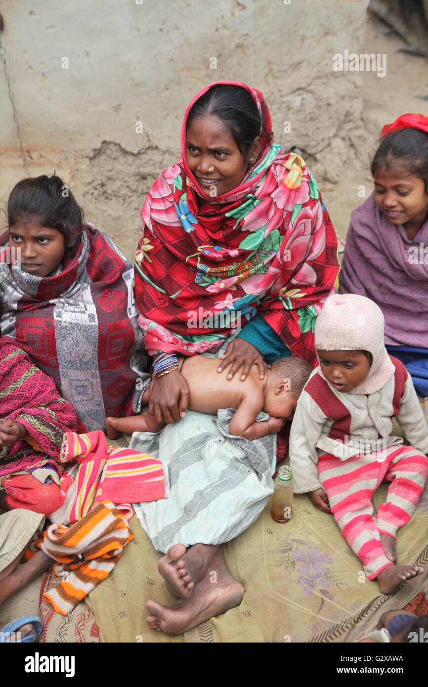 Une Mere Tribal Oil Masser Son Bebe Nouveau Ne Sur Un Froid Matin D Hiver Photo Stock Alamy