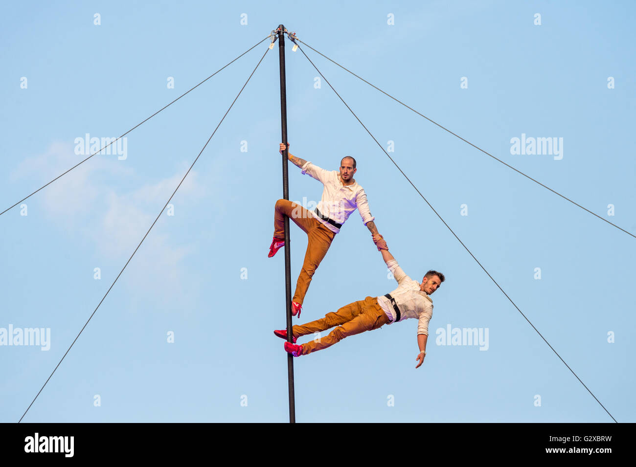 Festival Montréal complètement cirque 'Duels' Show à la place Émilie-Gamelin (2015) - Mât chinois, symbole de confiance et d'amitié Banque D'Images