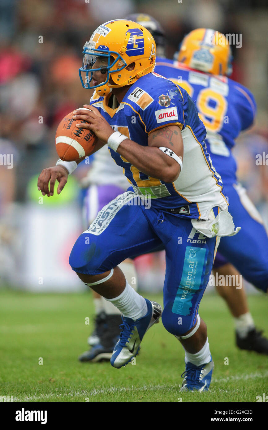 Football américain, QB Chris Gunn, No 12 géants, s'exécute avec le ballon, Vienne Vikings contre Graz géants, Vienne, Vienne State Banque D'Images