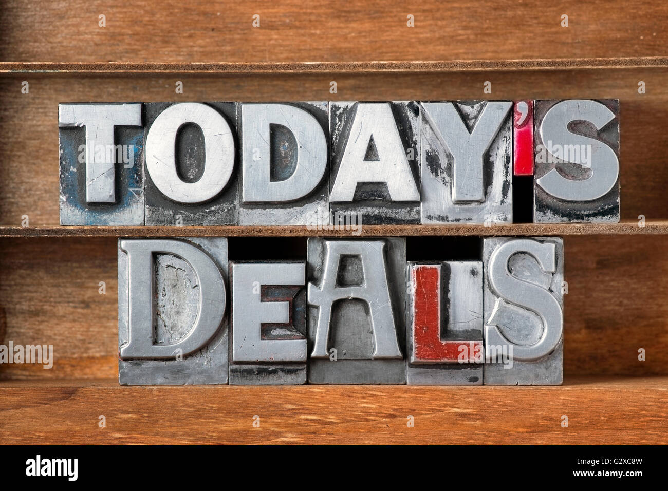 Aujourd'hui s'occupe de la phrase type letterpress métallique sur plateau en bois Banque D'Images