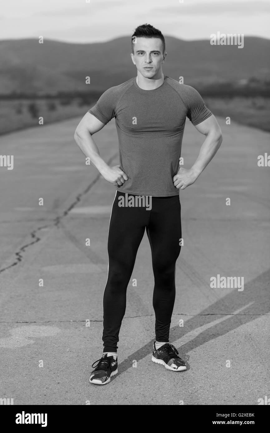 Jeune sportif jogging dans la ville de nuit Banque D'Images