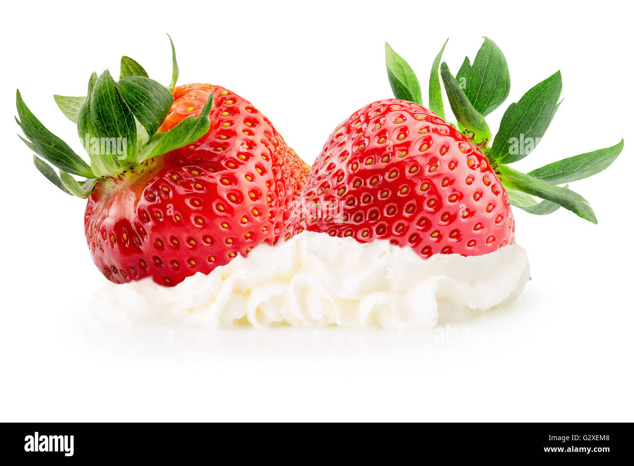 Les fraises avec de la crème fouettée isolé sur le fond blanc. Banque D'Images