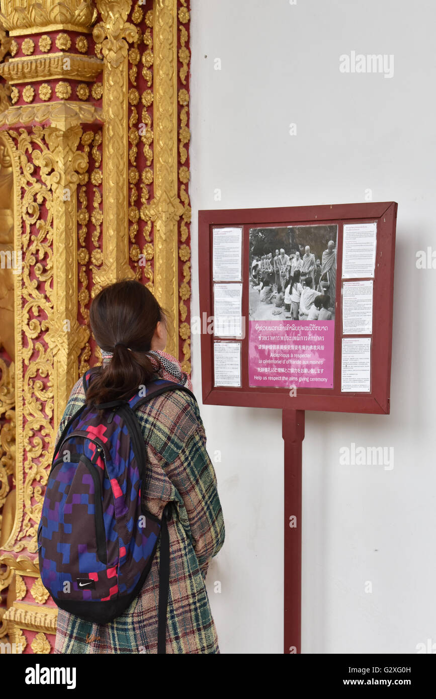 À propos de l'apprentissage touristique cérémonie moine à Luang Prabang au Laos Banque D'Images