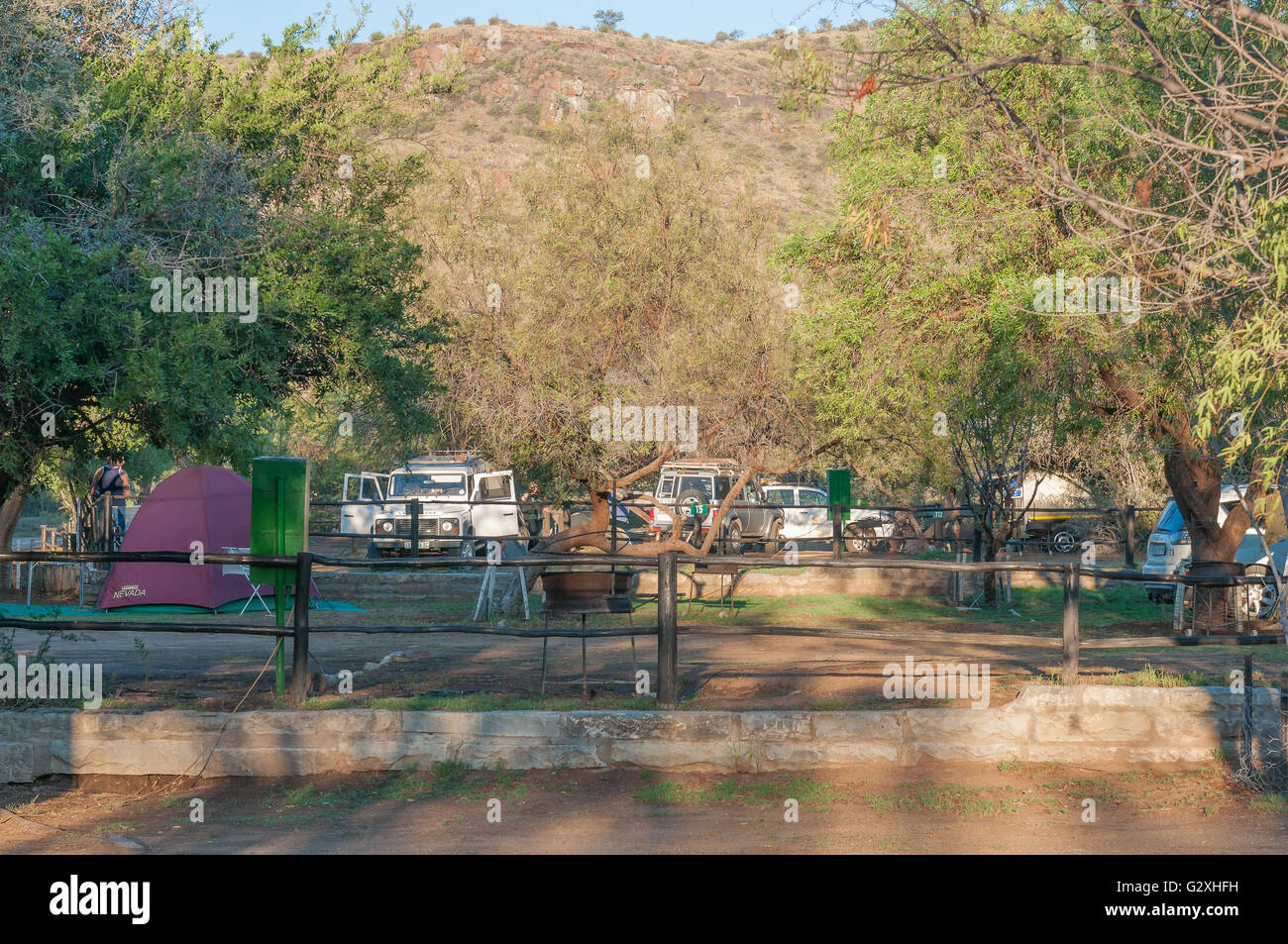 MOUNTAIN ZEBRA NATIONAL PARK, AFRIQUE DU SUD - Le 18 février 2016 : tentes, des véhicules et des personnes à la terrains de camping Banque D'Images