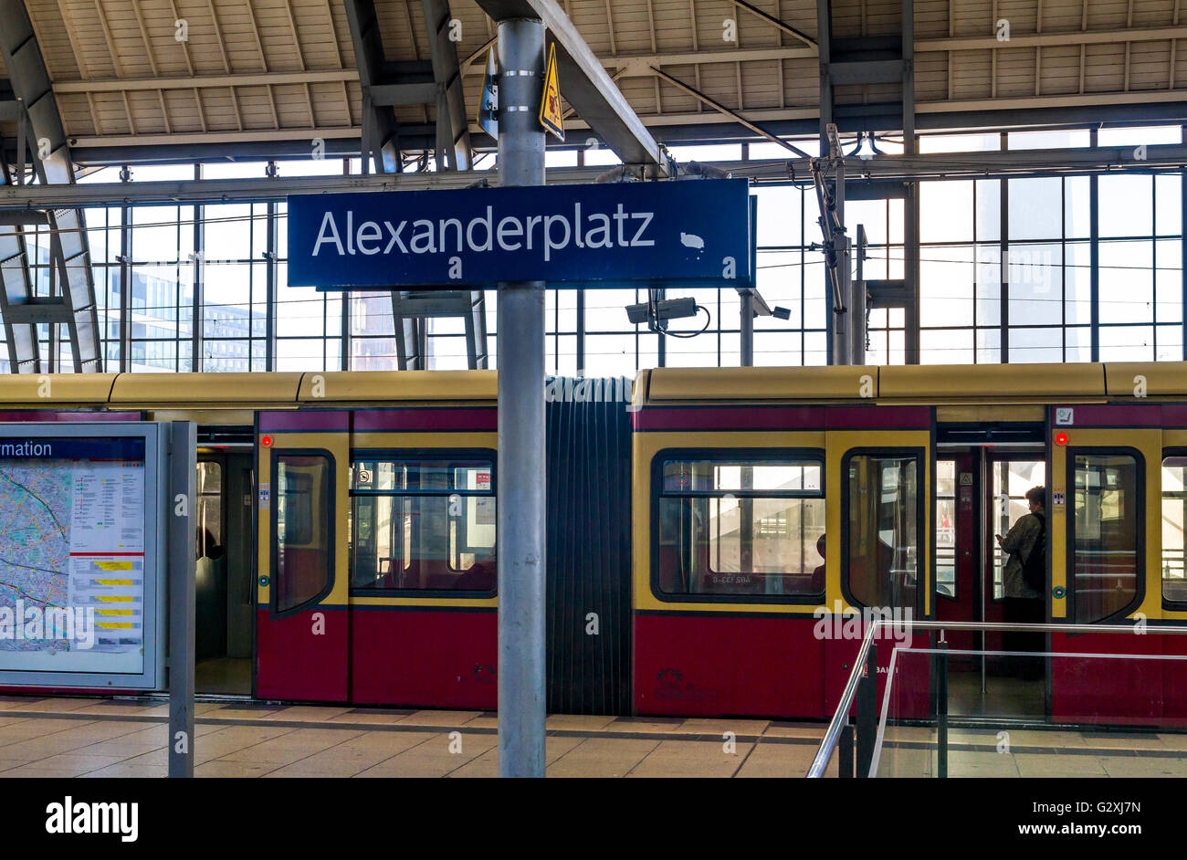 Un train S-Bahn avec ses portes s'ouvre à la gare Alexanderplatz de Berlin, dans le quartier de Mitte à Berlin, en Allemagne Banque D'Images