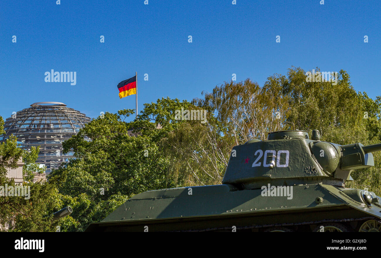 Un char russe T-34 au Mémorial de la guerre soviétique dans le Tiergarten, avec le dôme en verre du Reichstag Building visible à travers les arbres, Berlin Banque D'Images