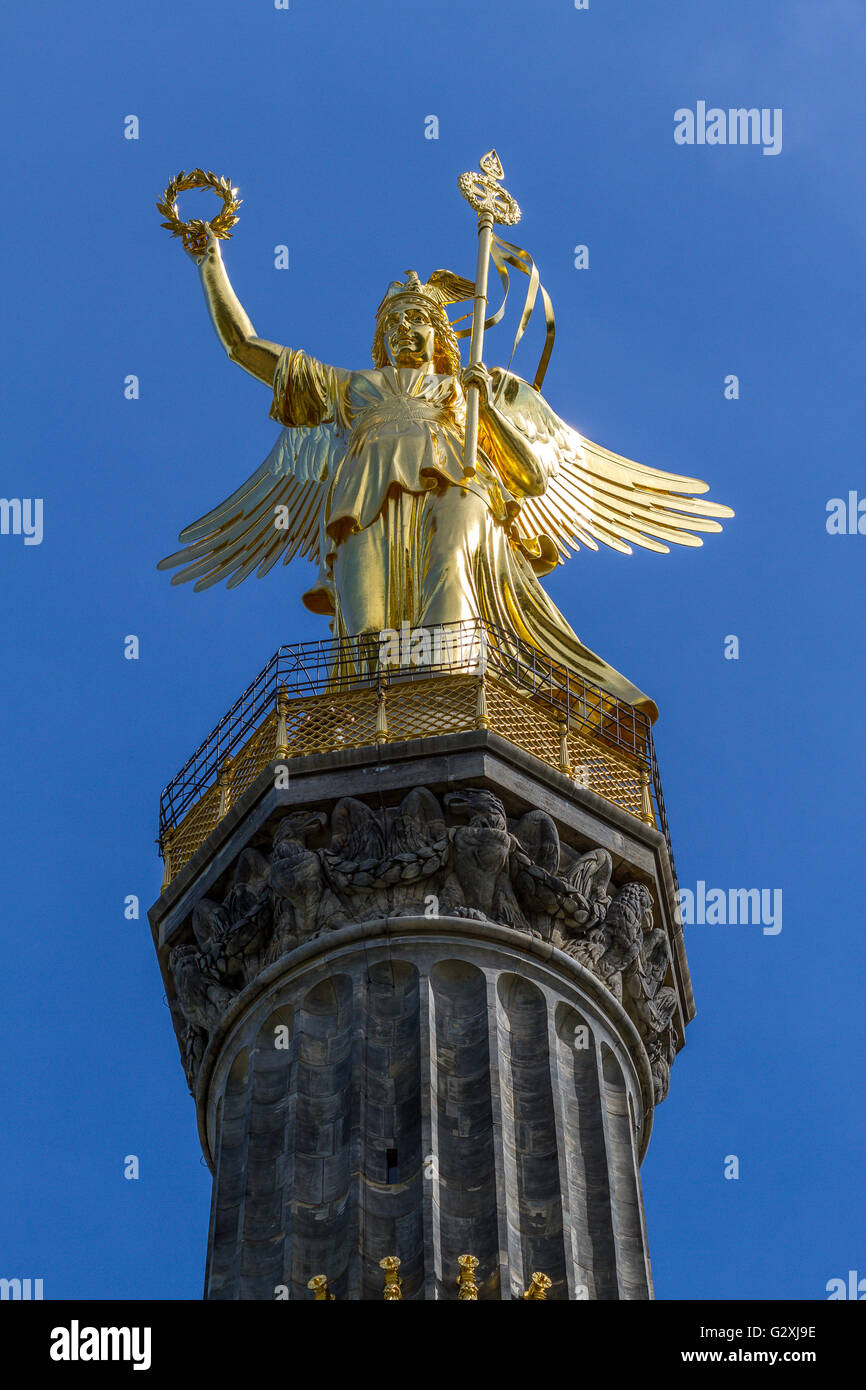 La statue dorée de Victoria sur le sommet de la Siegessäule, colonne de la victoire de Berlin Banque D'Images