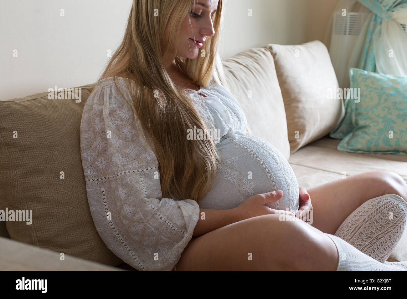 Femme enceinte de caresser son ventre Banque D'Images