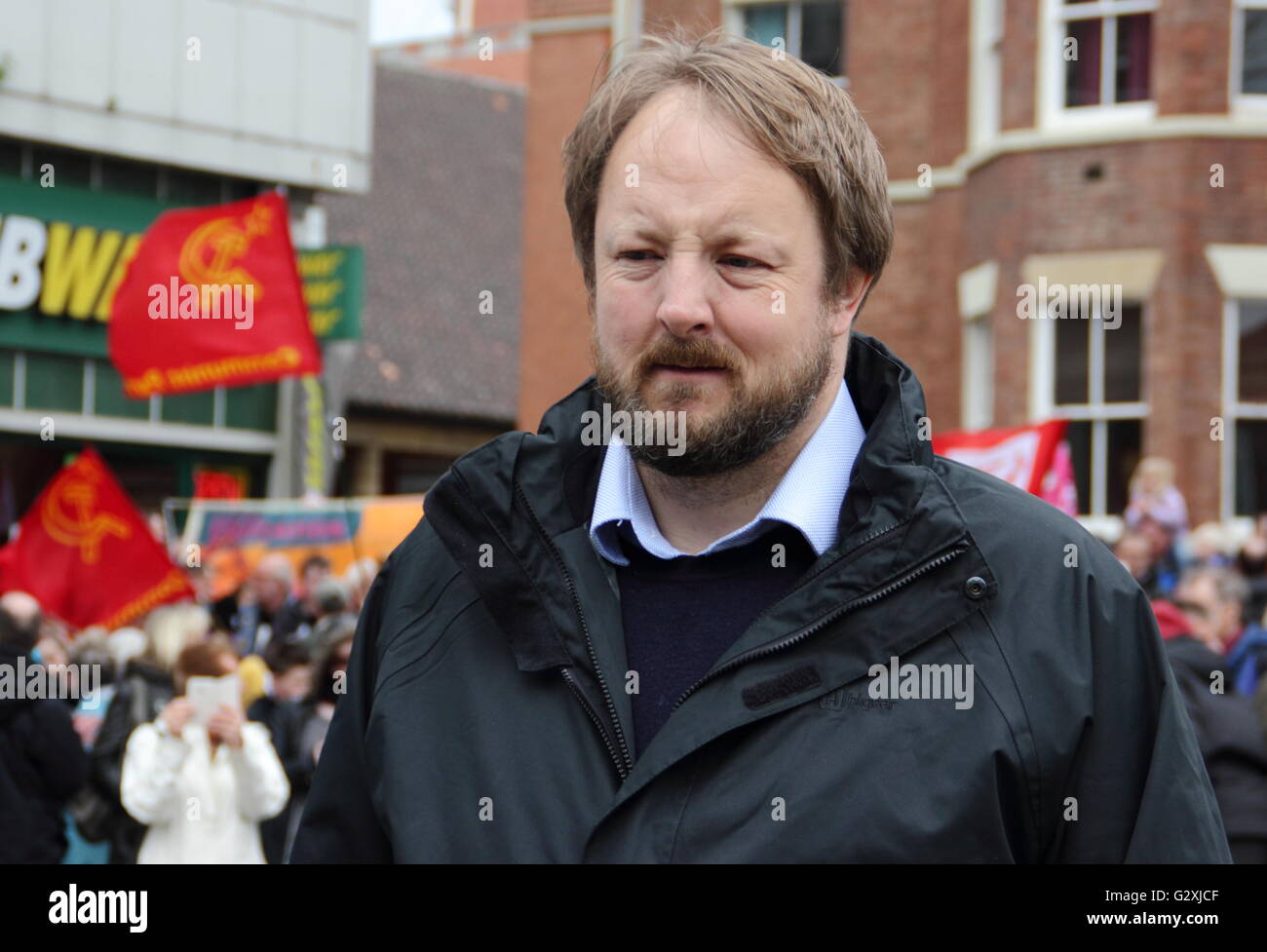 Toby Perkins, politiican du Travail et député de Chesterfield, se prépare à aborder une foule à la premier mai à Chesterfield UK Banque D'Images