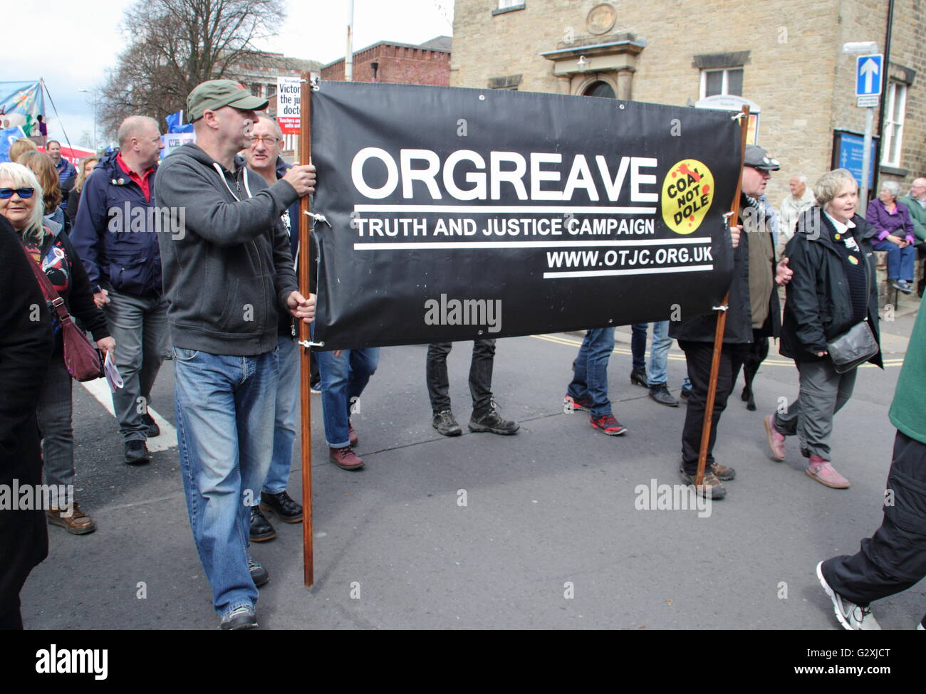 Les membres de l'Orgreave la vérité et la justice dans la campagne de mars 2016 Premier Mai à Chesterfield, Derbyshire, Angleterre Banque D'Images