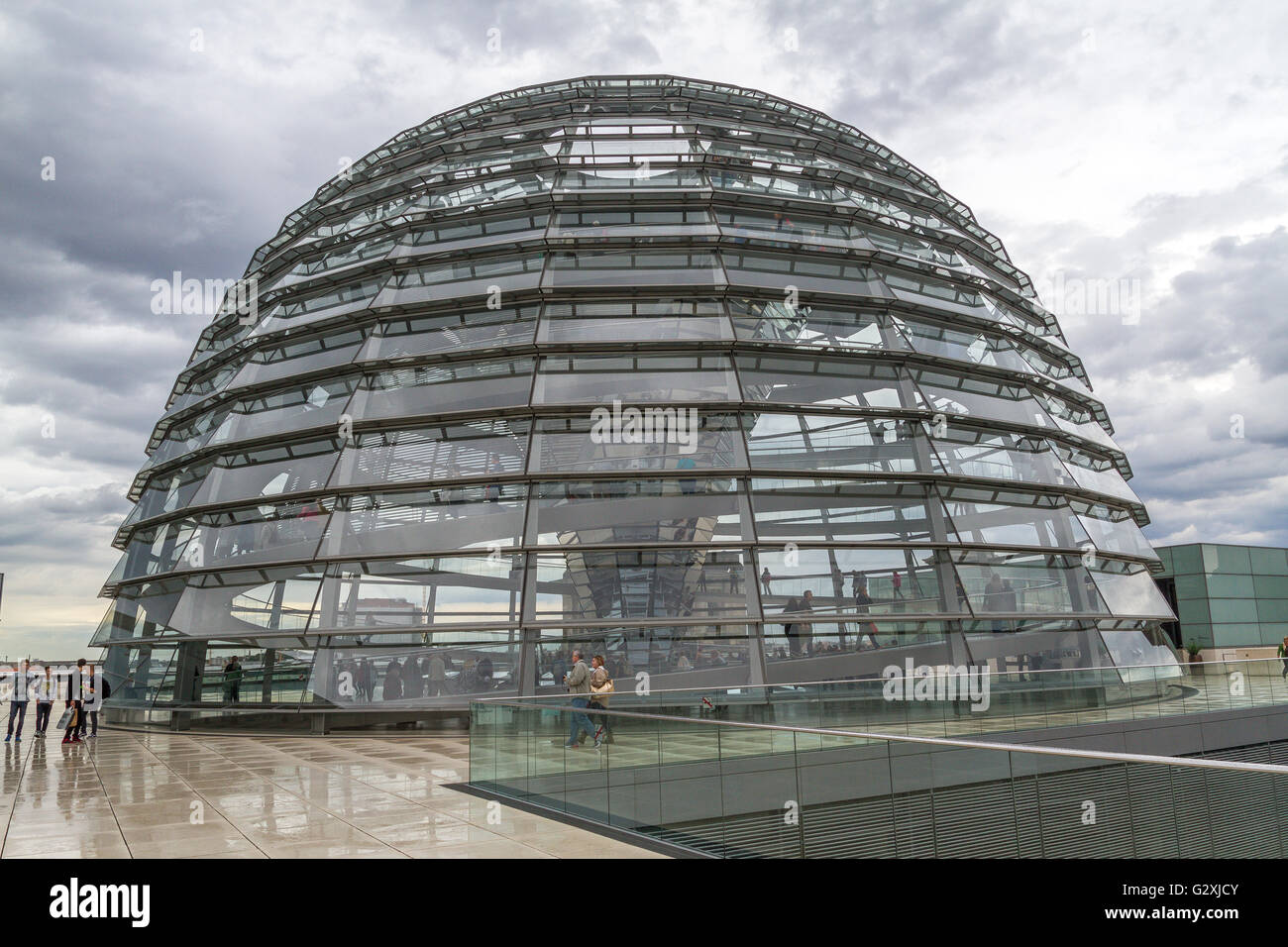 Ciel orageux au-dessus du bâtiment du Reichstag, qui abrite le Bundestag allemand ou le Parlement avec une grande coupole de verre conçu par Sir Norman Foster Banque D'Images