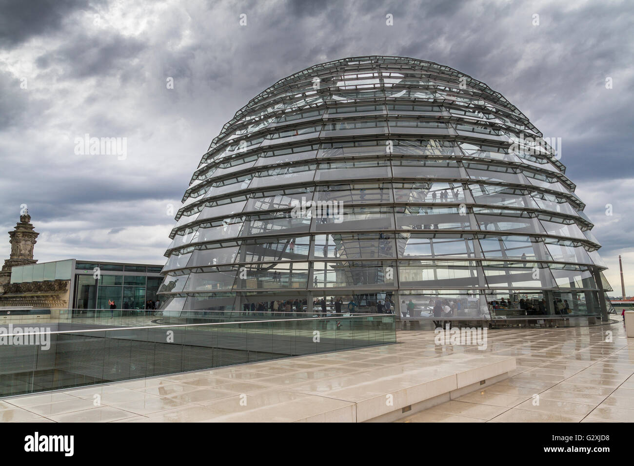 Ciel orageux au-dessus du bâtiment du Reichstag, qui abrite le Bundestag allemand ou le Parlement avec une grande coupole de verre conçu par Sir Norman Foster Banque D'Images