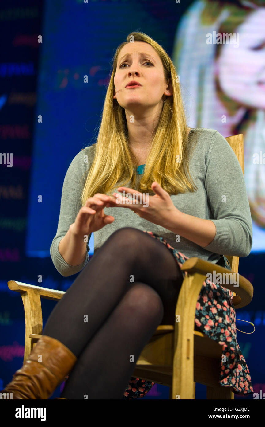 Laura Bates, écrivain féministe britannique et fondateur du quotidien Le sexisme parlant du projet sur scène à Hay Festival 2016 Banque D'Images