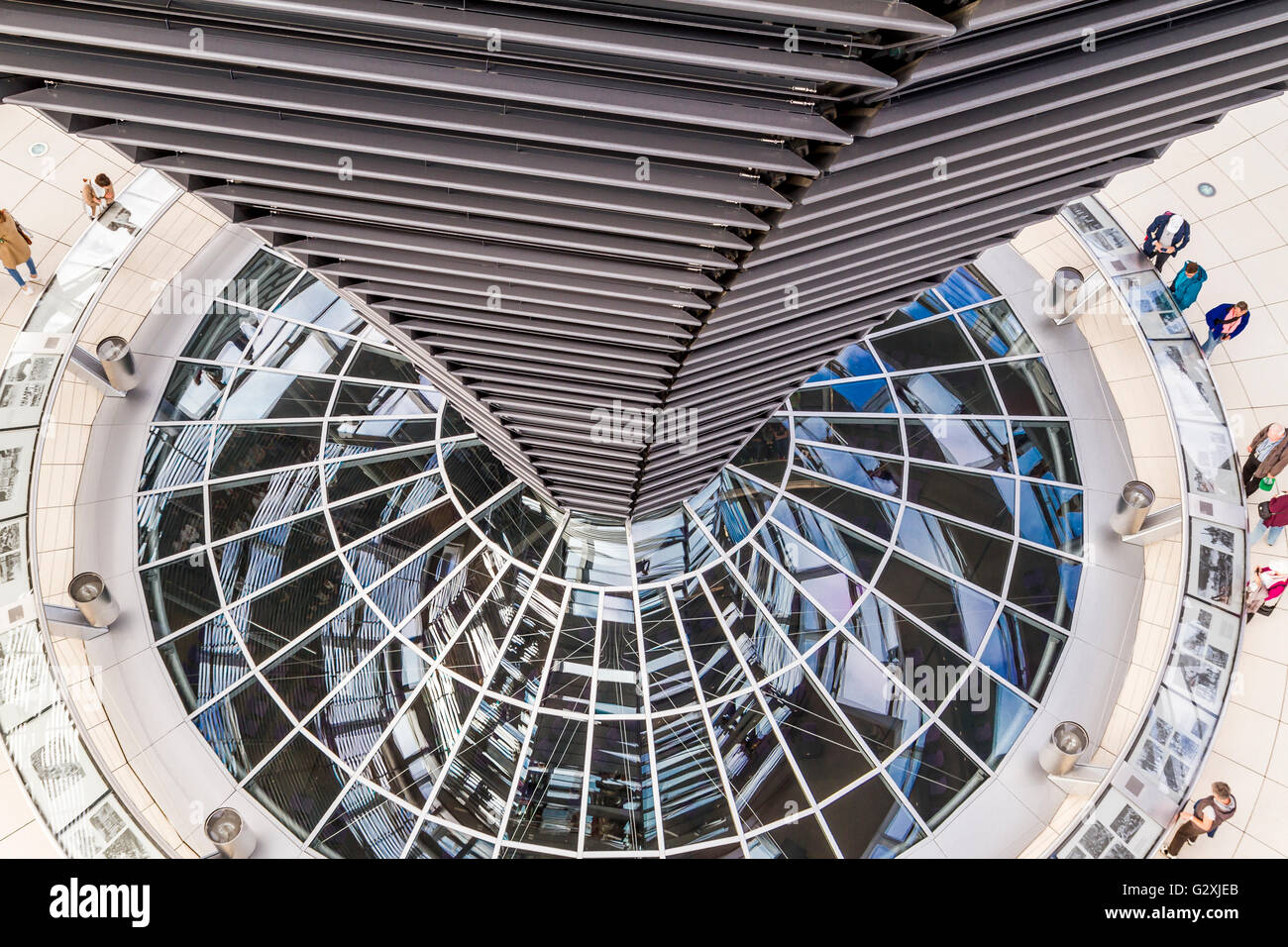 L'intérieur du dôme en verre du bâtiment Reichstag, qui abrite le Bundestag allemand ou le Parlement allemand conçu par Sir Norman Foster, Berlin Banque D'Images