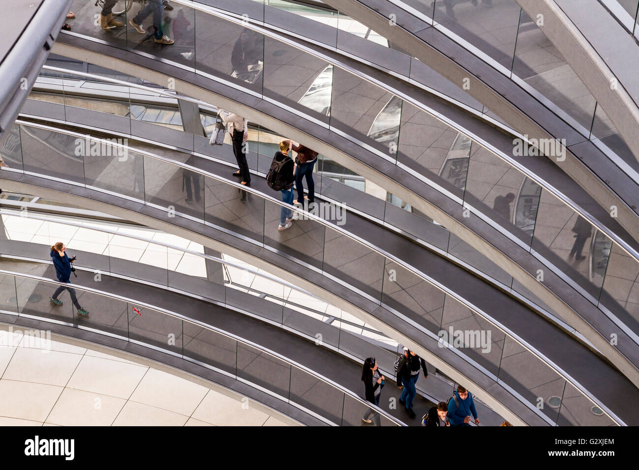 L'intérieur du dôme en verre du bâtiment Reichstag, qui abrite le Bundestag allemand ou le Parlement allemand conçu par Sir Norman Foster, Berlin Banque D'Images