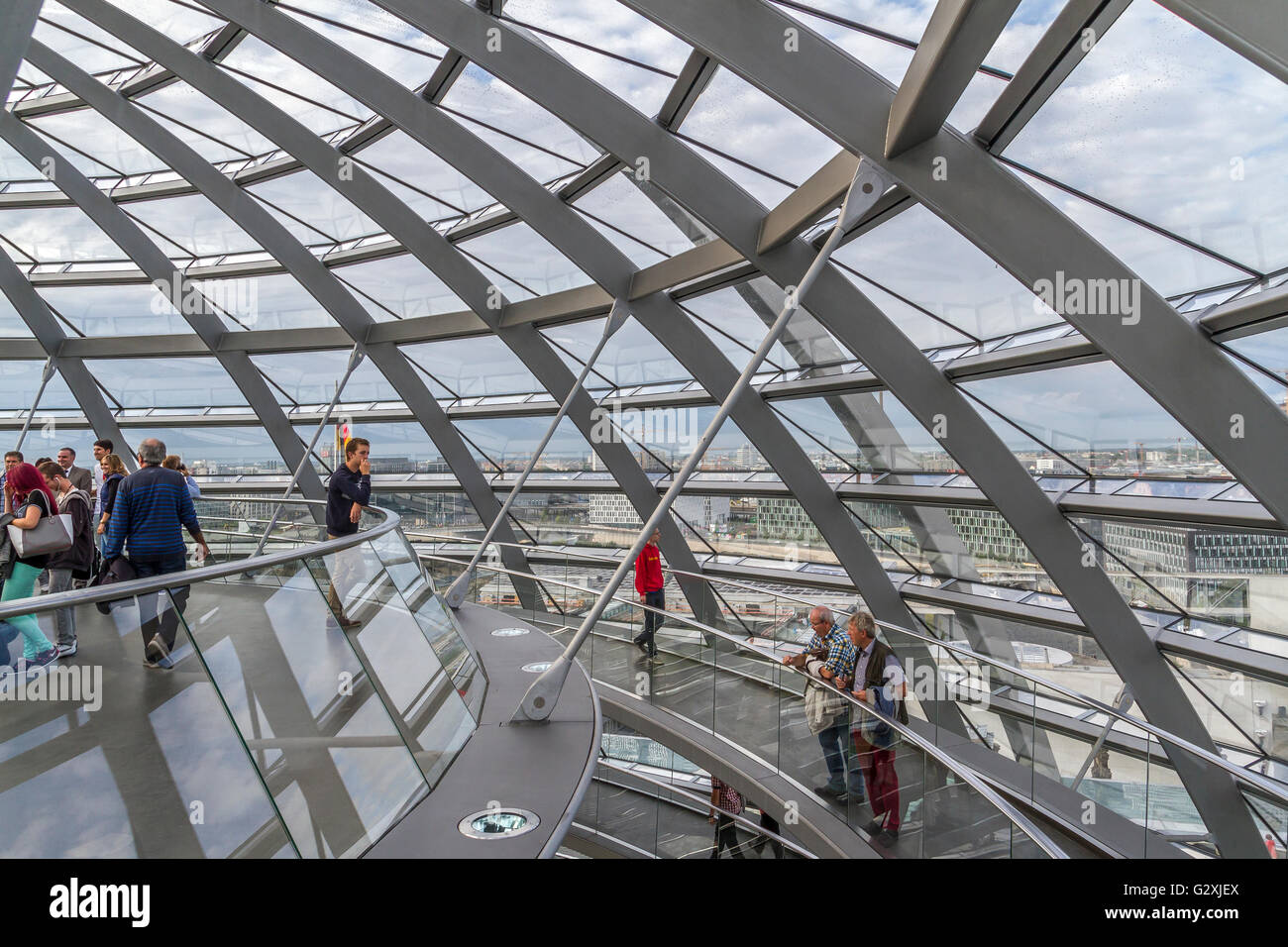 L'intérieur du dôme en verre du bâtiment Reichstag, qui abrite le Bundestag allemand ou le Parlement allemand conçu par Sir Norman Foster, Berlin Banque D'Images