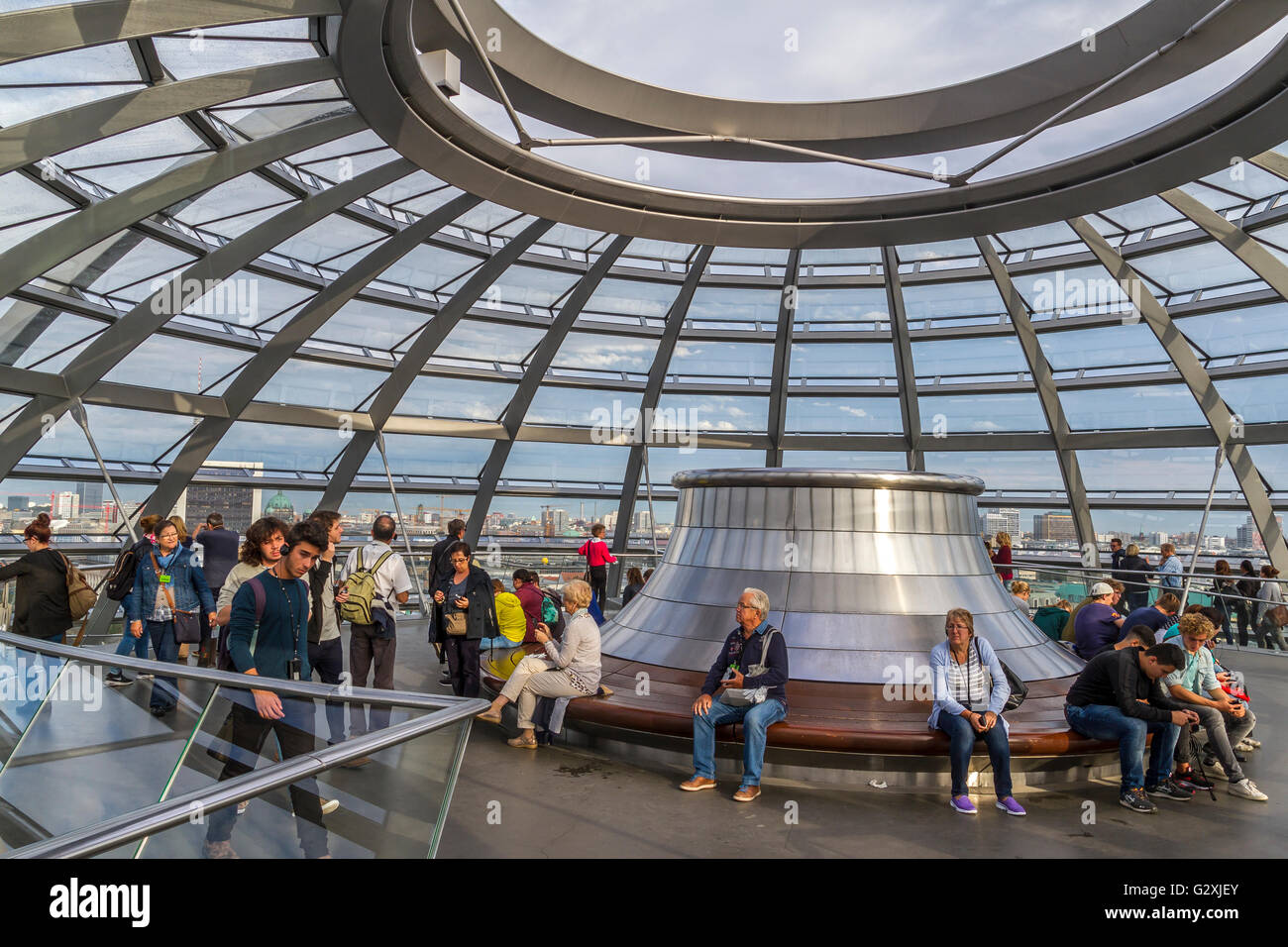 L'intérieur du dôme en verre du bâtiment Reichstag, qui abrite le Bundestag allemand ou le Parlement allemand conçu par Sir Norman Foster, Berlin Banque D'Images