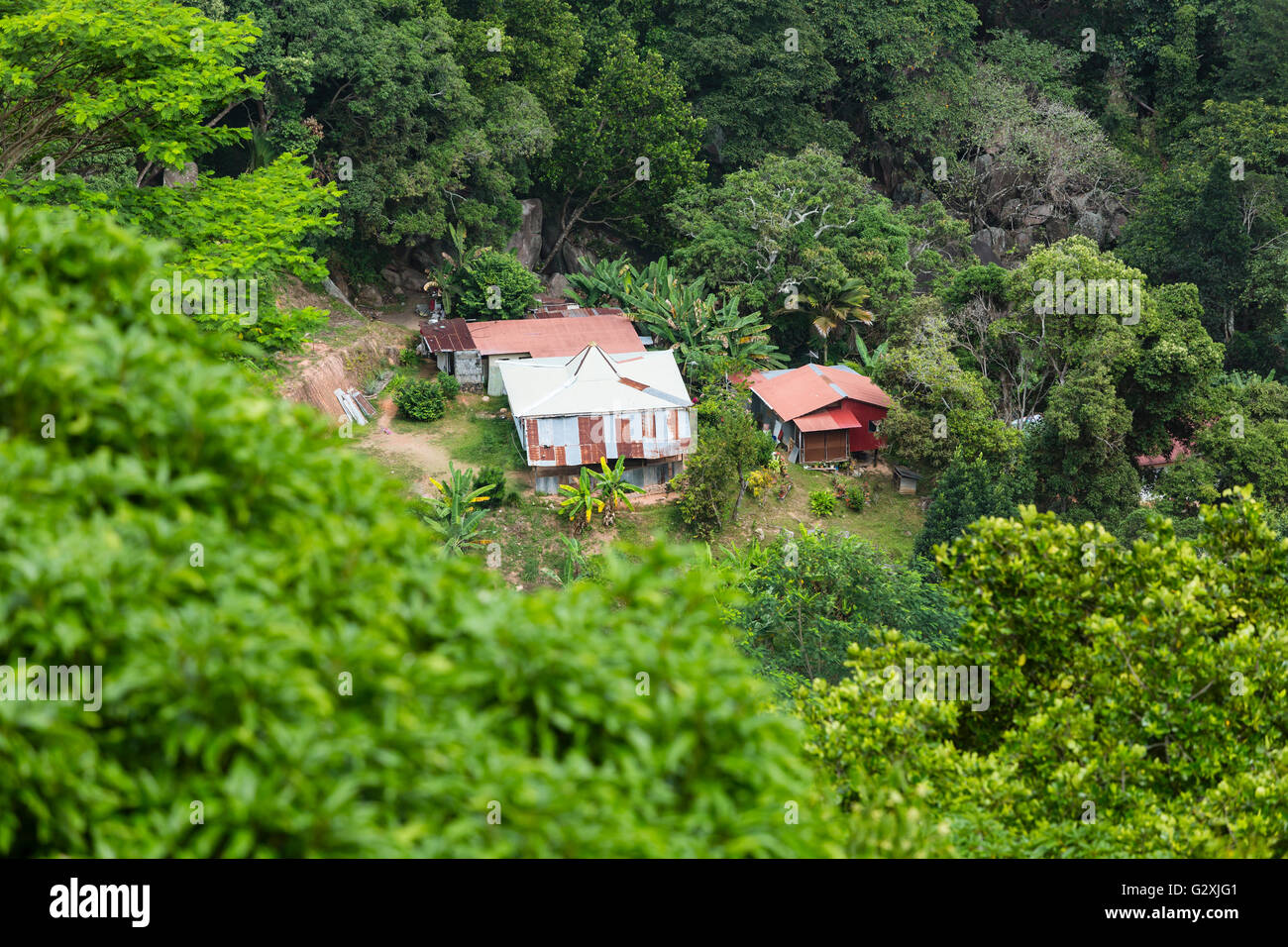 Vue depuis le point culminant de La Digue, Nid d'Aigle à quelques fermes typiques dans les collines Banque D'Images