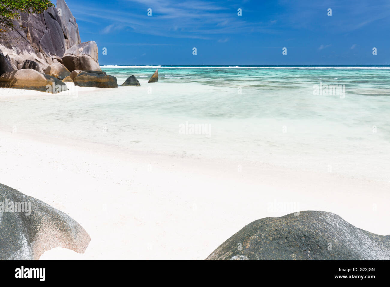 Plage de sable blanc parfaite avec ses rochers de granit et turquoise de l'eau dans la Digue, Seychelles Banque D'Images