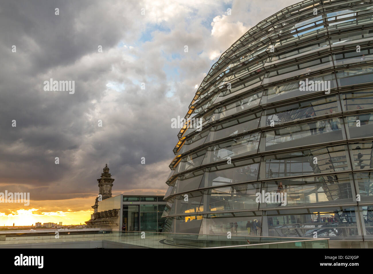 Ciel orageux au-dessus du bâtiment du Reichstag, qui abrite le Bundestag allemand ou le Parlement avec une grande coupole de verre conçu par Sir Norman Foster Banque D'Images